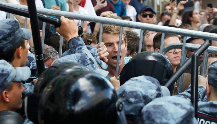 Полиция освободила площадь у администрации президента РФ от протестующих