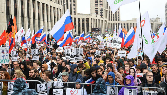 На согласованный митинг в центре Москвы вышли около 20 тысяч человек