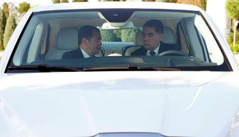 Президент Туркмении намерен приобрести всю линейку автомобилей Aurus