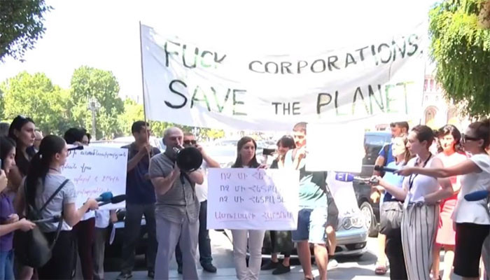 Экологи проводят акцию протеста перед зданием правительства против эксплуатации Амулсарского месторождения