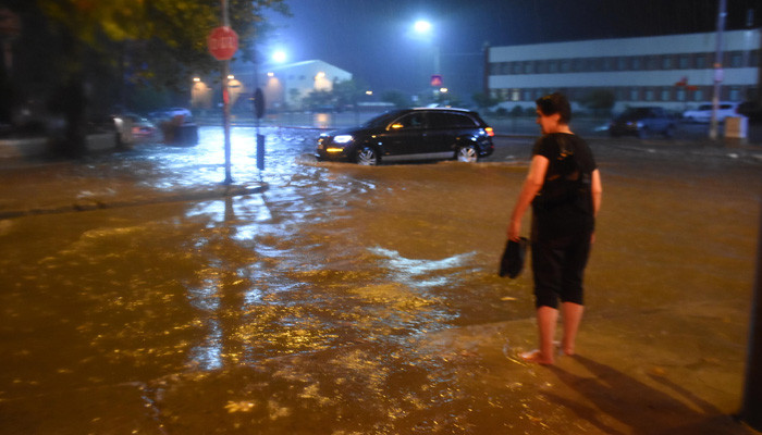 Edirne'de yağmur etkili oldu, yollar göle döndü