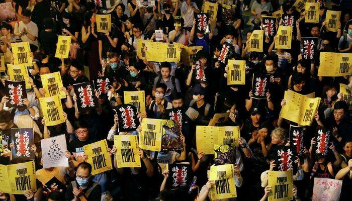 Гонконгские учителя вышли на масштабную антиправительственную демонстрацию
