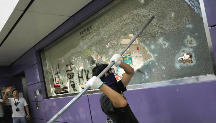 Демонстранты устроили погромы на станции Tung Chung гонконгского метрополитена