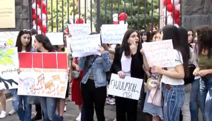 Акция протеста перед зданием АГЭУ: студенты требуют возвращения Рубена Айрапетяна