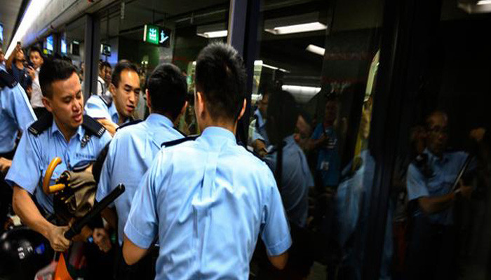 Демонстранты в Гонконге заблокировали работу метрополитена