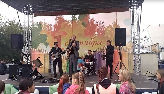 В Челябинской области школьников поздравили песней «Рюмка водки на столе»