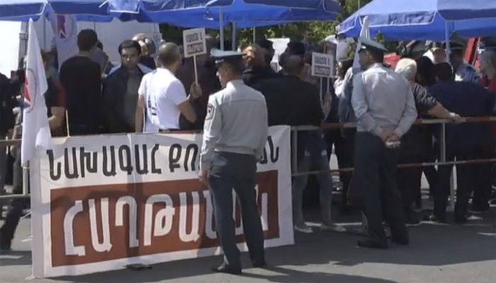 Ռոբերտ Քոչարյանի աջակիցները բողոքի ակցիա են իրականացնում Շենգավիթի դատարանի դիմաց (ուղիղ)