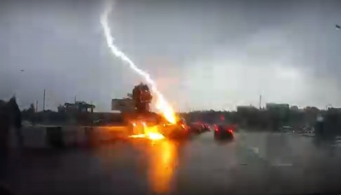 Молния "прострелила" машину на шоссе под Новосибирском