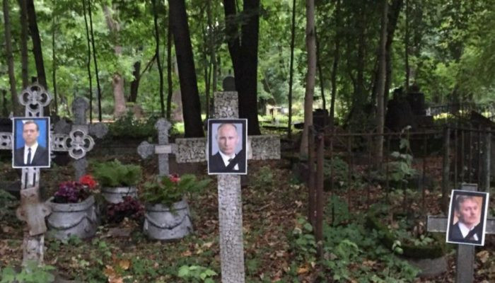 На кладбище в Петербурге на могилах разместили портреты Путина, Медведева и Тимати