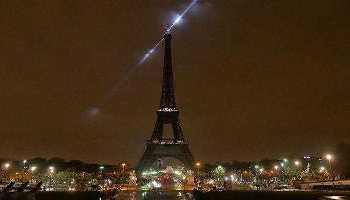 Eiffel Tower goes dark to honor ex-President Chirac