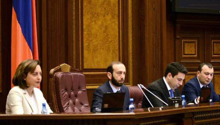 Ուղիղ միացում՝ Ազգային ժողովից. օրակարգում է Հրայր Թովմասյանի լիազորությունները դադարեցնելու հարցը