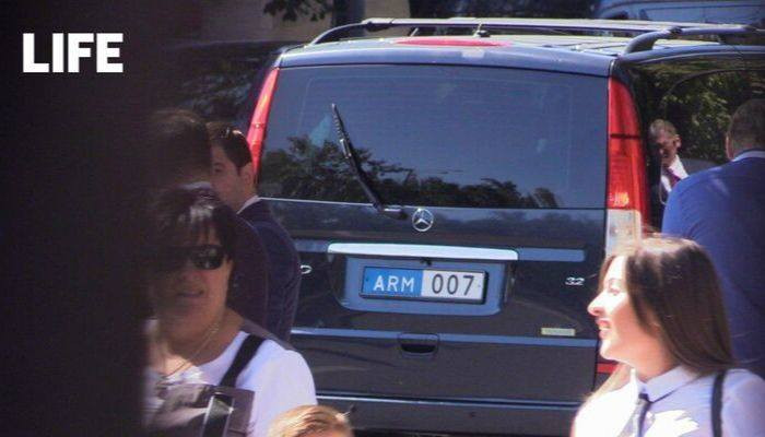 Делегации Путина в Ереване выдали машину с номером 007