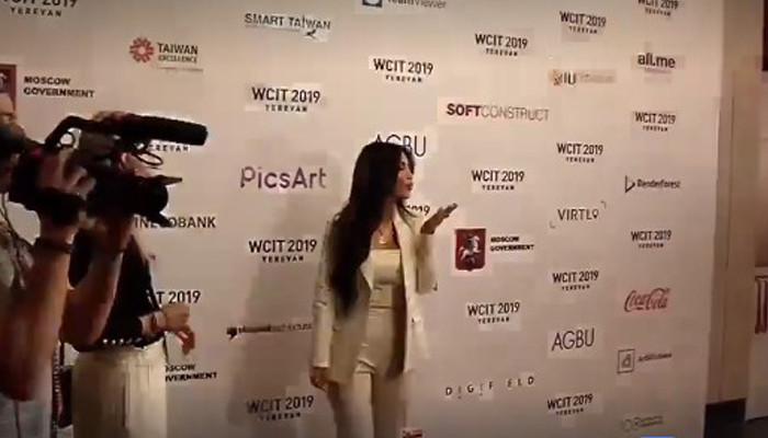 Ким Кардашьян принимает участие в #WCIT2019. Прямое включение