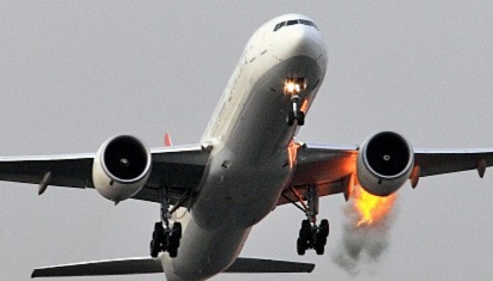 Boeing с горящим двигателем приземлился в аэропорту Дакара
