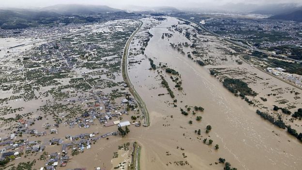 Число жертв мощного тайфуна в Японии возросло до 14