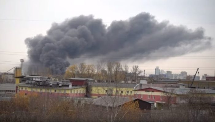 Масштабный пожар охватил склад со скотчем в Москве