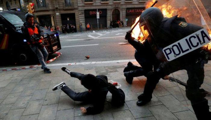 Около 600 человек пострадали в ходе беспорядков в Барселоне