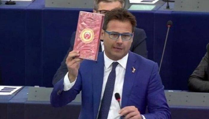 Итальянский депутат Совета Европы демонстративно бросил на пол коробку с турецким флагом