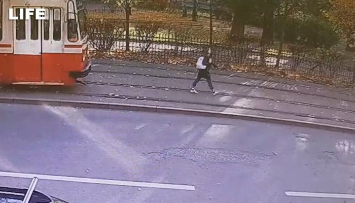 В Петербурге трамвай сбил и протащил 17-летнюю девушку