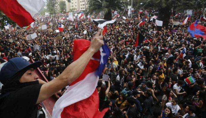Президент Чили объявил о смене правительства в свете протестов