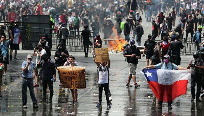 Chile: protesters light bonfires and clash with police despite cabinet reshuffle
