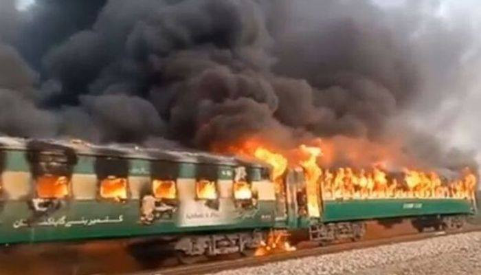 СМИ: число погибших при пожаре в поезде в Пакистане увеличилось до 62