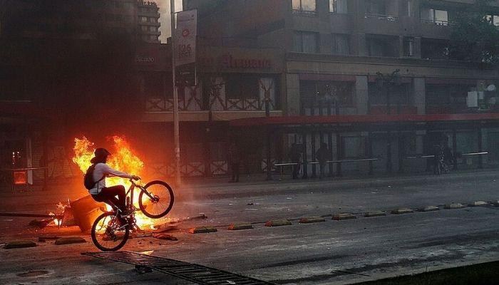 США обвинили «российских троллей» в попытках разжечь беспорядки в Чили