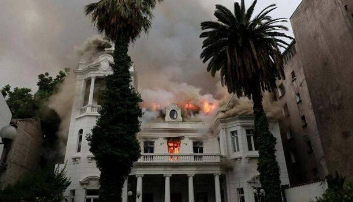 Chile: Protesters burn university