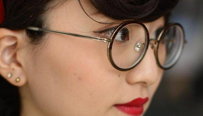 Японкам запрещают на работе носить очки