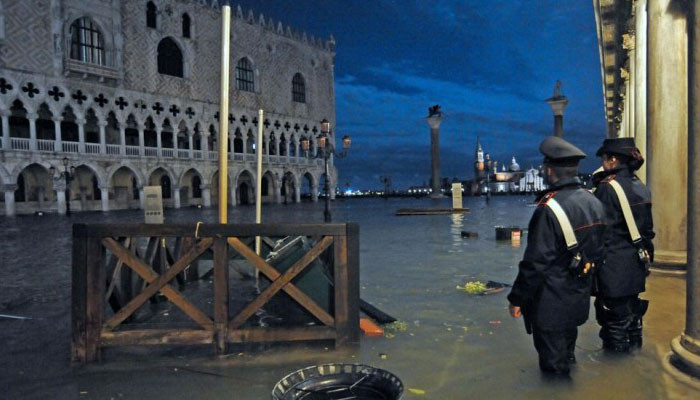 СМИ: два человека погибли из-за наводнения в Венеции