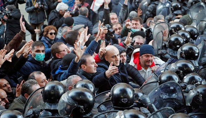 Грузинская оппозиция после разгона вернулась в центр Тбилиси