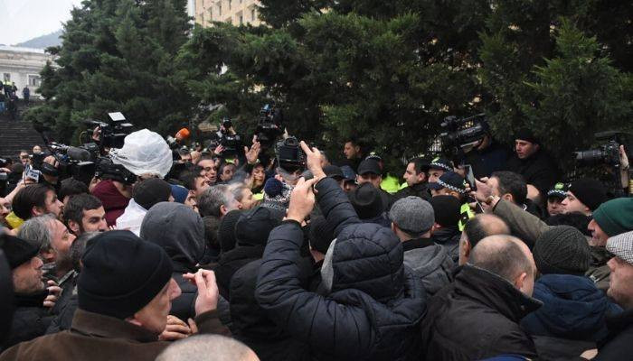 Шумная акция и кордон полиции - ситуация у правительства Грузии накалилась