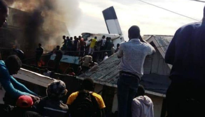 Пассажирский самолёт упал на жилой дом в Конго, погибли десятки человек