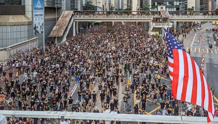 В МИД Китая обвинили США в "поддержке преступников" в Гонконге