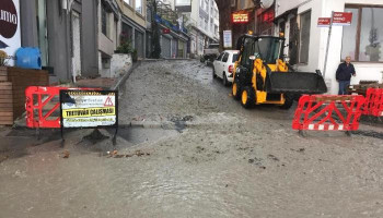 Sarıyer'de araçlar su altında kaldı