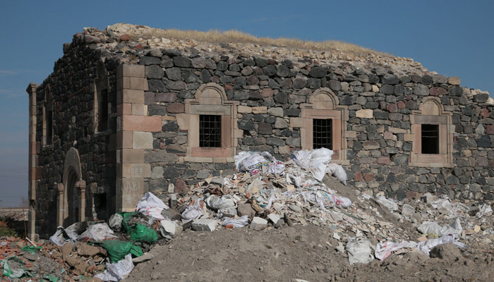 Էրզրումի հայկական եկեղեցին թուրքերը վերածում են աղբավայրի