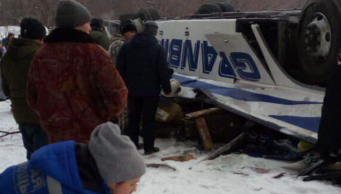 По меньшей мере 10 человек погибли при падении автобуса с моста в Забайкалье
