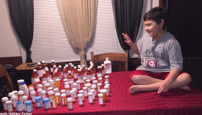 9-летний мальчик плачет, принимая свою последнюю таблетку химиотерапии