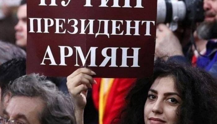 Автор плаката «Путин президент армян» объяснила его значение