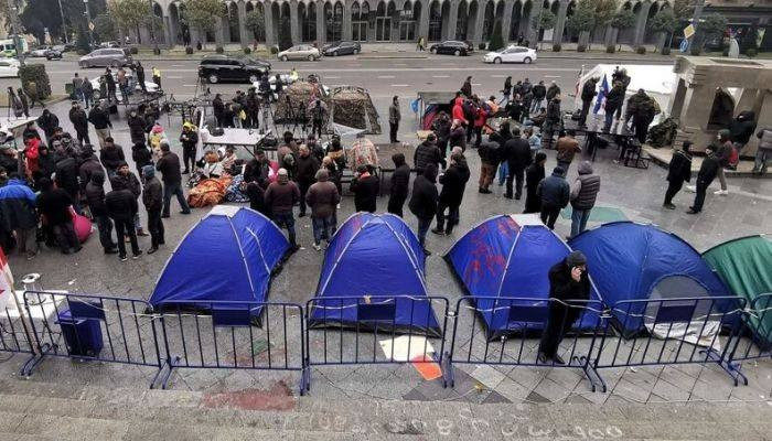 Полиция в Тбилиси убрала палаточный городок у здания парламента