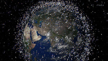 #Bloomberg назвал космический мусор угрозой для проектов Маска и Безоса