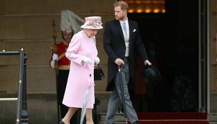 #Times: Елизавета II разочарована решением принца Гарри сложить с себя полномочия