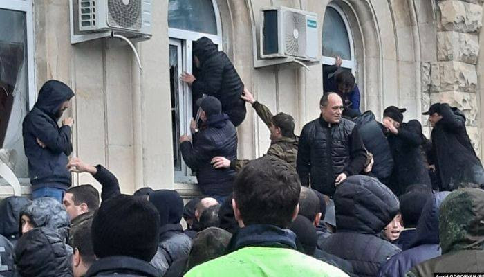Протестующие в Абхазии вскрыли оружейную комнату Администрации президента