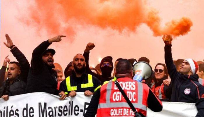 Профсоюзы мобилизовали сотни тысяч французов на марши против пенсионной реформы