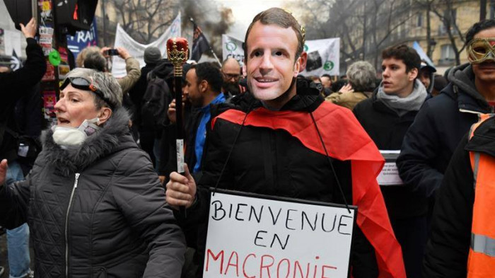 Unions keep the strike against Macron's reform alive with mass demonstrations