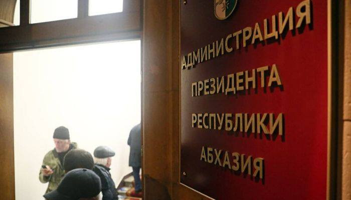 Суд предписал повторные выборы президента Абхазии, оппозиция требует отставки Хаджимбы