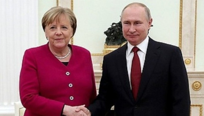 Putin, Merkel agree Iran nuclear deal should be preserved