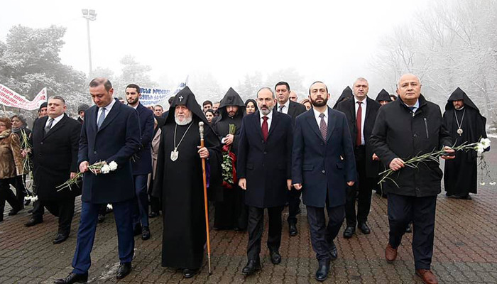 Высшее руководство Армении почтило память жертв погромов армян в Баку
