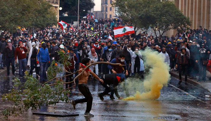 СМИ: свыше 70 демонстрантов пострадало в столкновениях с полицией в Бейруте