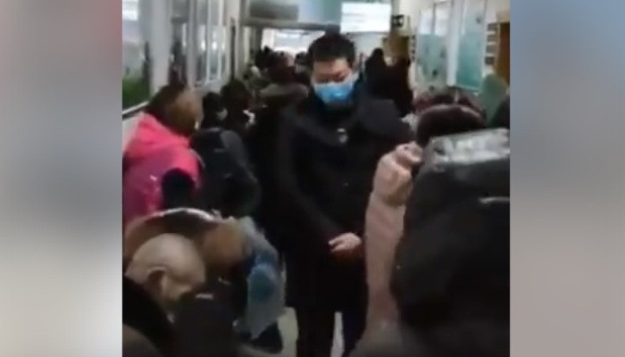 На видео показали обстановку в переполненной из-за коронавируса китайской больнице